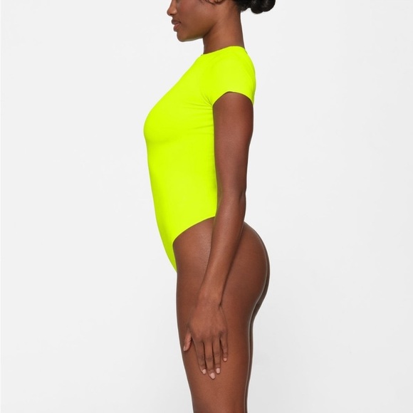 SKIMS Fits Everybody ESSENTIAL T-SHIRT BODYSUIT | Color: Green Highlighter | NEW - Picture 2 of 9